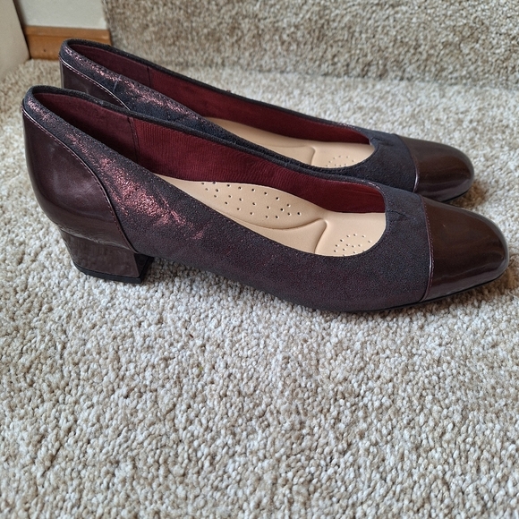 NWOT Trotters Danelle Burgundy Shimmer/Patent Pump. Womens size 7.5N - Picture 3 of 10